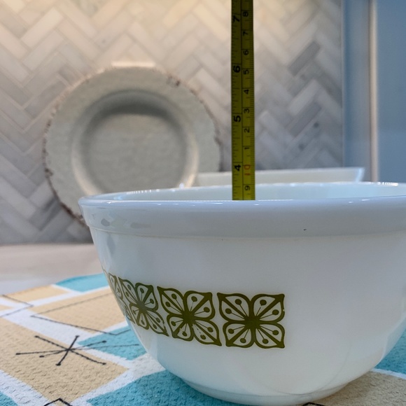 Vtg. Pyrex 1.5 qt Bowl, Autumn Floral (Verde) + NEW Retro Avocado Potholder - Picture 13 of 16